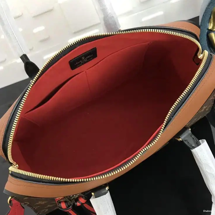 19T1L0335 Bags LV 0622